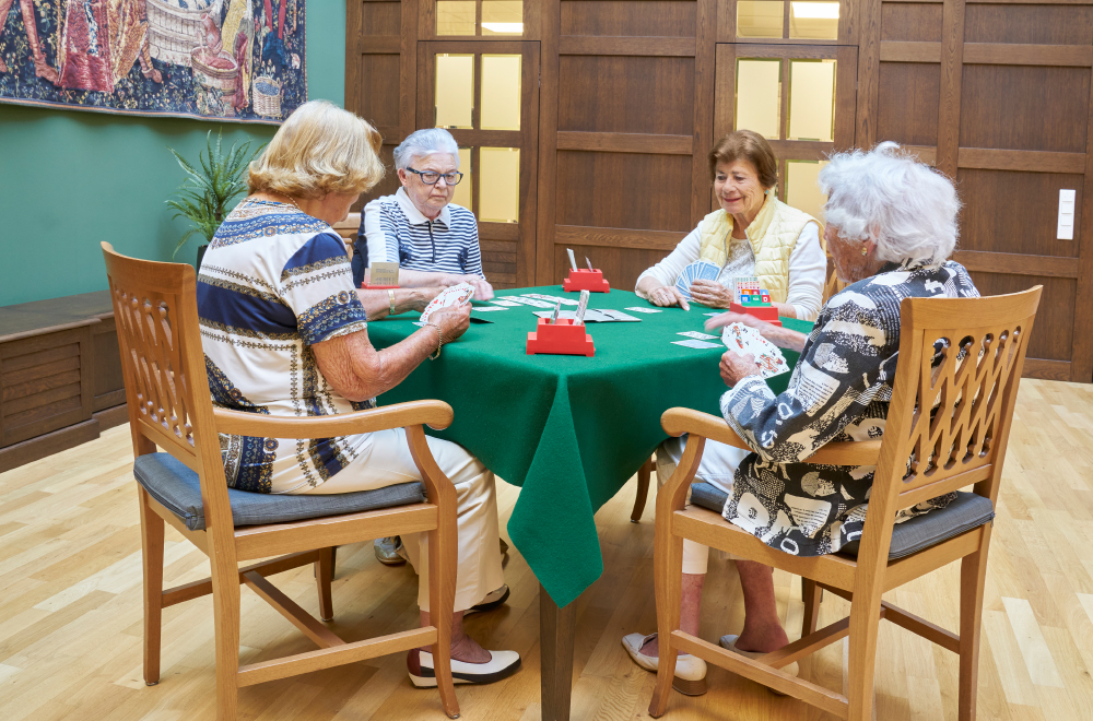 Bewohner spielen eine Runde Bridge im WohnGut Parkresidenz Bad Honnef