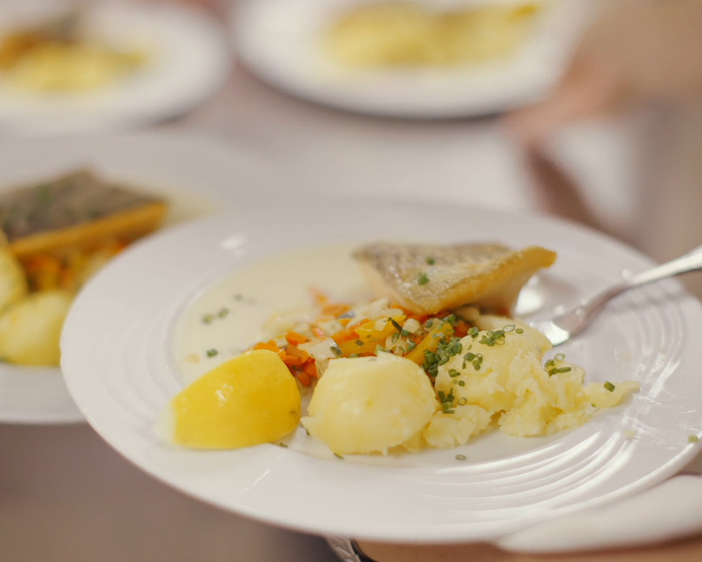 Teller mit Mittagessen im Restaurant des WohnGut Parkresidenz Bad Honnef