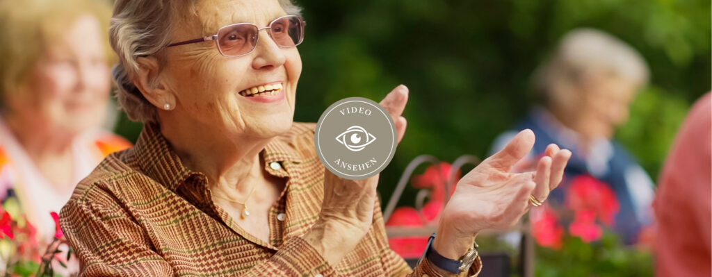 Klatschende Bewohnerin bei einem Konzert im WohnGut Parkresidenz Bad Honnef