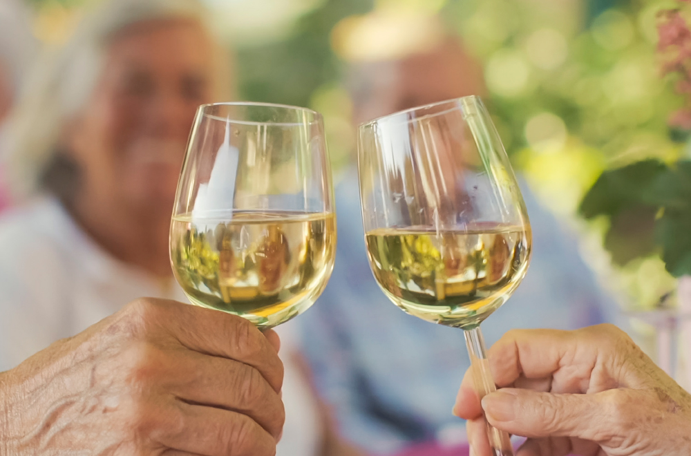Anstoßen mit Wein im WohnGut Parkresidenz Bad Honnef