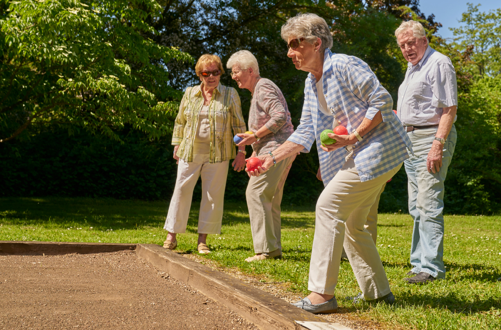 Bewohner spielen Boccia im Park der WohnGut Parkresidenz Bad Honnef