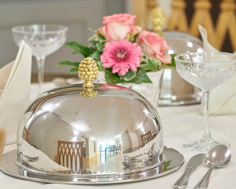 Servierglocke auf gedecktem Tisch im Restaurant des WohnGut Parkresidenz Bad Honnef