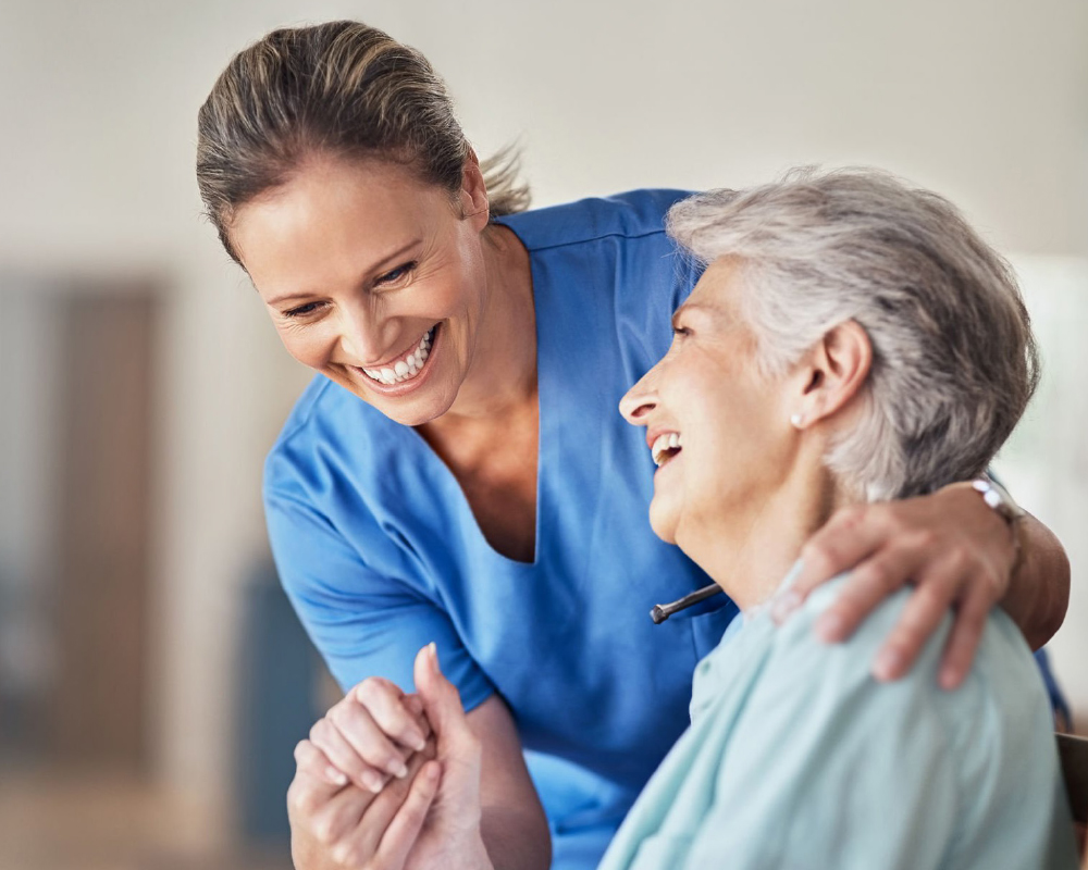 Pflegekraft mit Seniorin in der Ambulanten Pflege