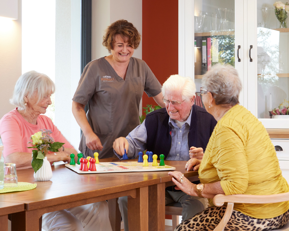 Bewohner des Gemeinschafts-Wohnen spielen Gesellschaftsspiele im WohnGut Osterseifen
