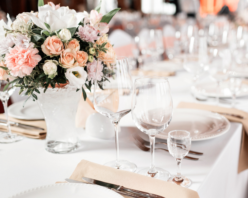 Festlich gedeckter Tisch im Restaurant des WohnGut