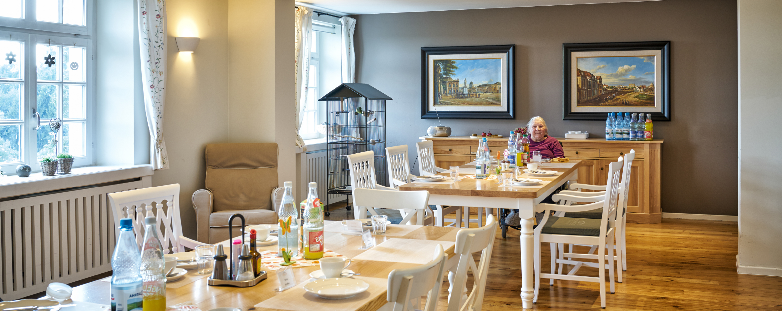 Esszimmer im Pflege-Wohnen mit Bewohnerin im WohnGut Osterseifen