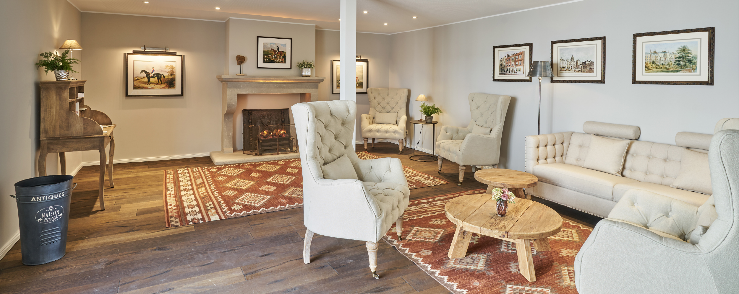 Gemütlicher Clubraum mit Kaminecke in der Remise des WohnGut Osterseifen