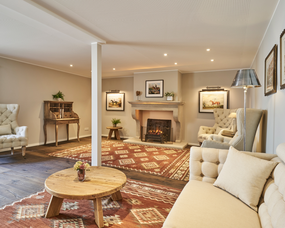 Gemütlicher Clubraum mit Kaminecke in der Remise des WohnGut Osterseifen