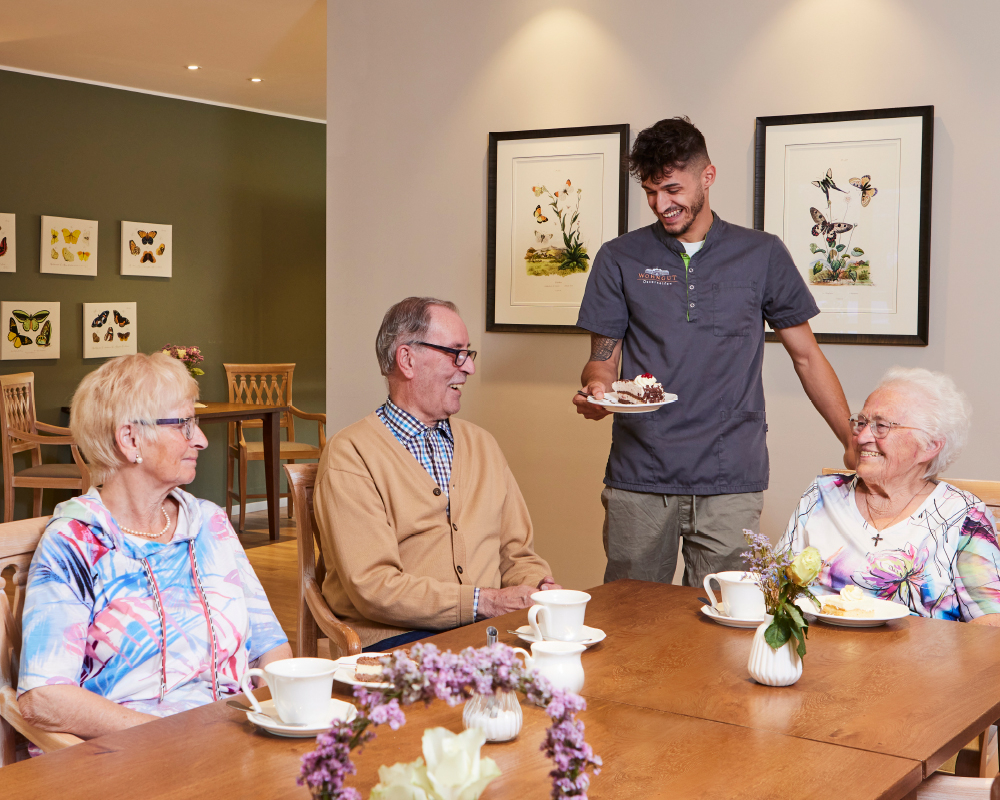 Bewohner bekommen Kaffee und Kuchen im Service-Wohnen serviert