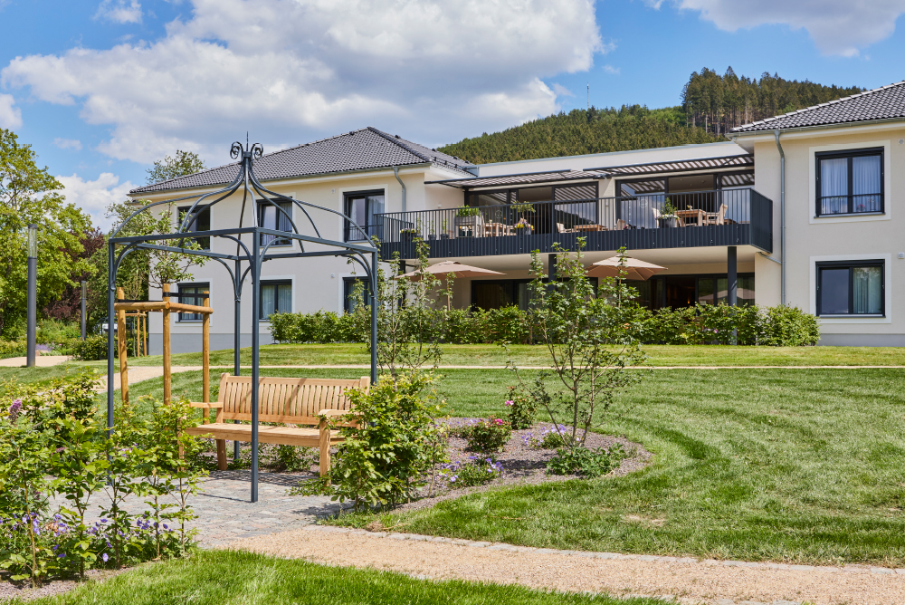 Außenansicht Gebäude Gemeinschafts-Wohnen und Parkanlage im WohnGut Saalhausen