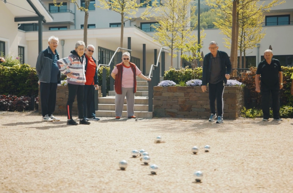 Bewohner beim Bocciaspielen im WohnGut Saalhausen