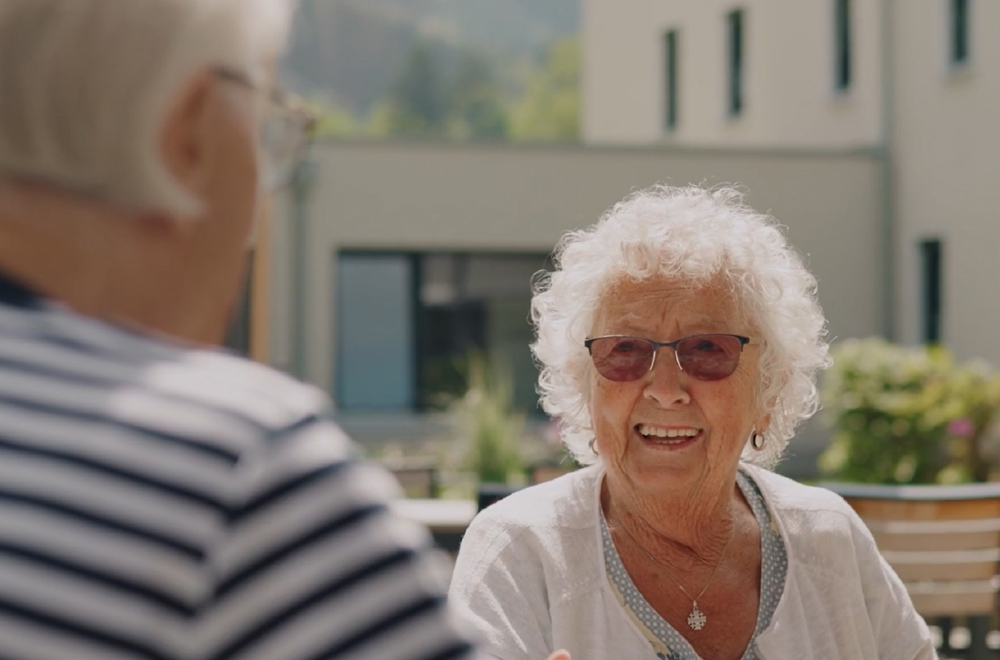 Glückliche Bewohner im Gemeinschafts-Wohnen im WohnGut Saalhausen