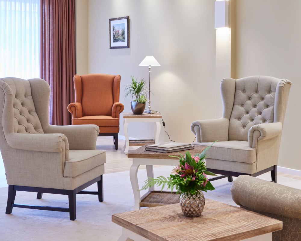 Gemütlicher Sitzbereich im Gemeinschafts-Wohnen im WohnGut Saalhausen