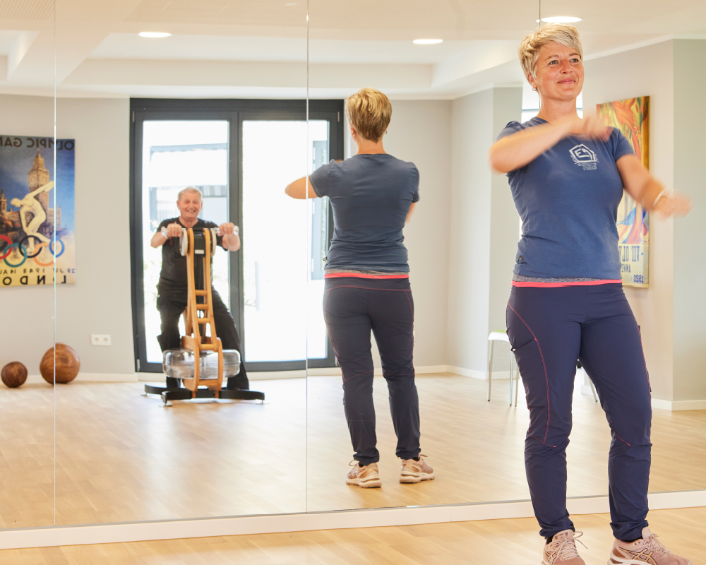 Trainerin und Bewohner im Sportsaal im WohnGut Saalhausen