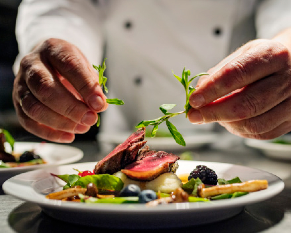 Koch arrangiert Pan fried duck in WohnGut Saalhausen