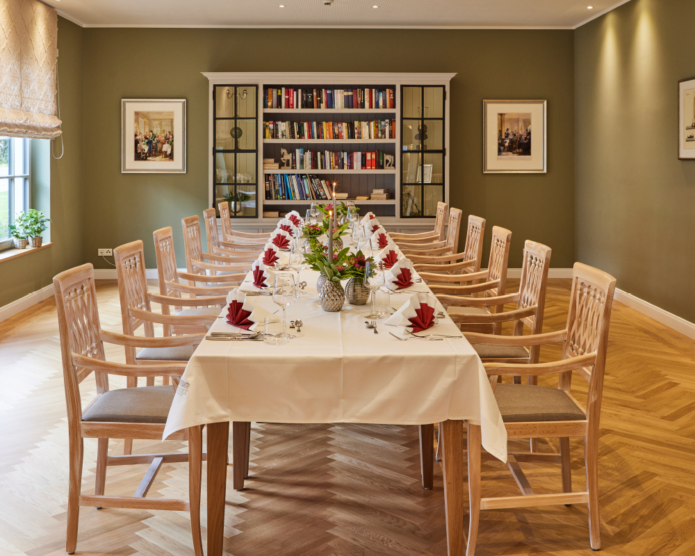 Eingedeckter Tisch im Grüner Salon im WohnGut Saalhausen