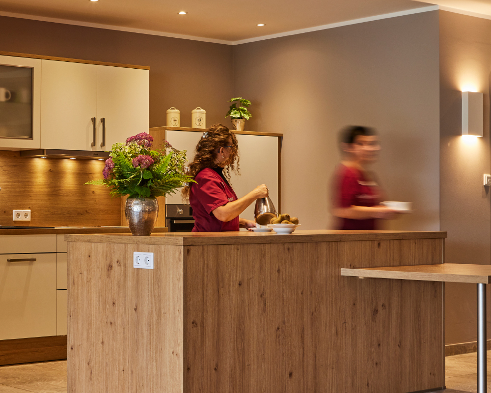 Pflegekräfte in der Wohnküche im Pflege-Wohnen im WohnGut Saalhausen