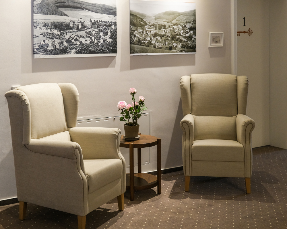 Gemütlicher Sitzbereich im Pflege-Wohnen im WohnGut Saalhausen