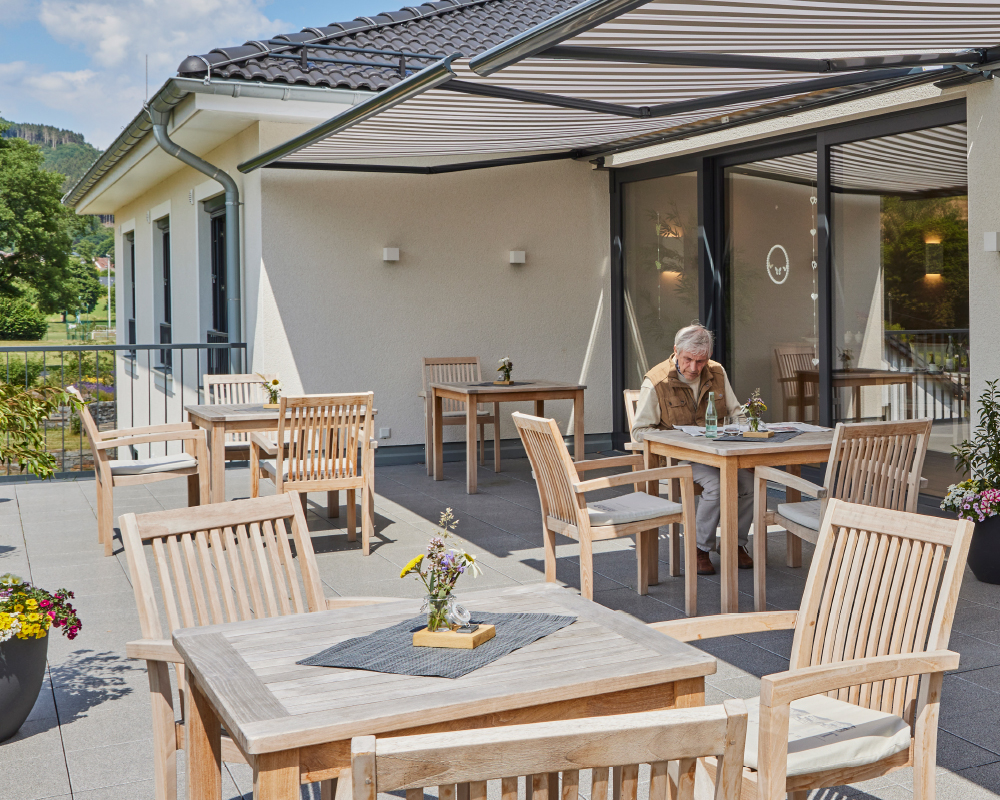 Terrasse im Pflege-Wohnen im WohnGut Saalhausen