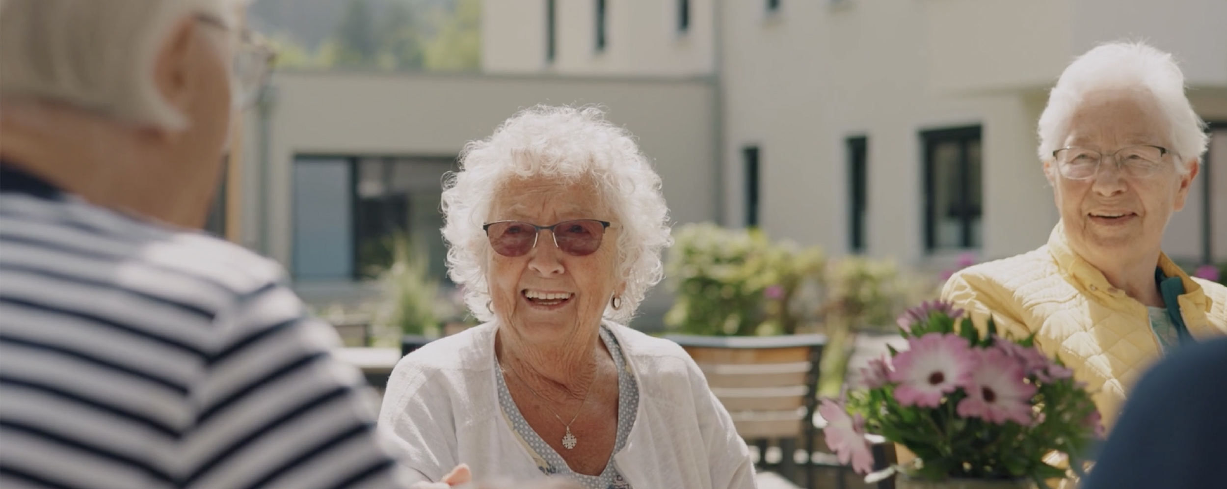 Glückliche Bewohner im Gemeinschafts-Wohnen im WohnGut Saalhausen