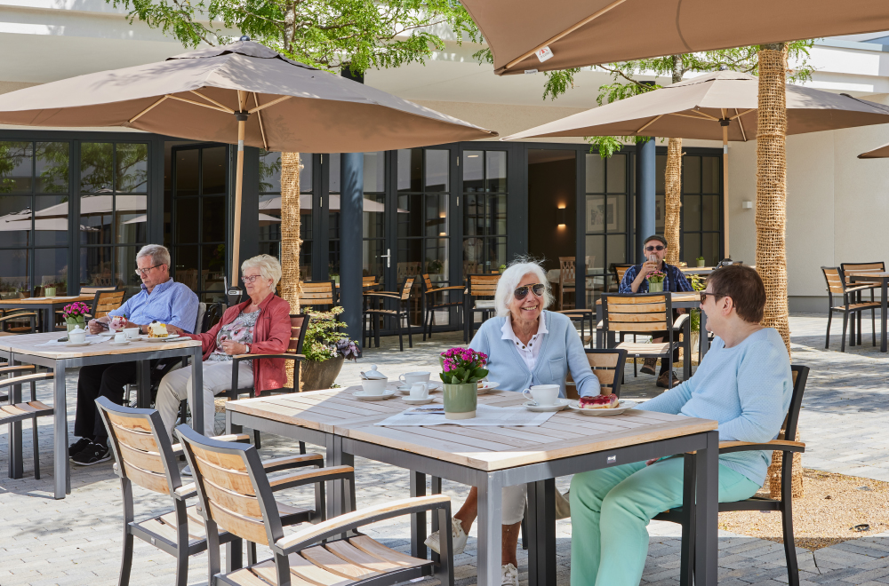 Bewohner auf der Terrasse des WohnGut Saalhausen bei Kaffee und Kuchen