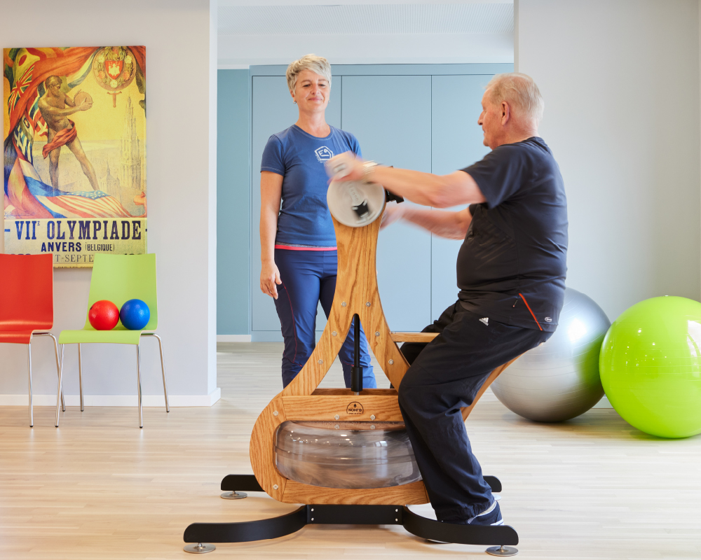 Bewohnerin beim Sport im Rahmen des Vital-Programm im WohnGut Saalhausen