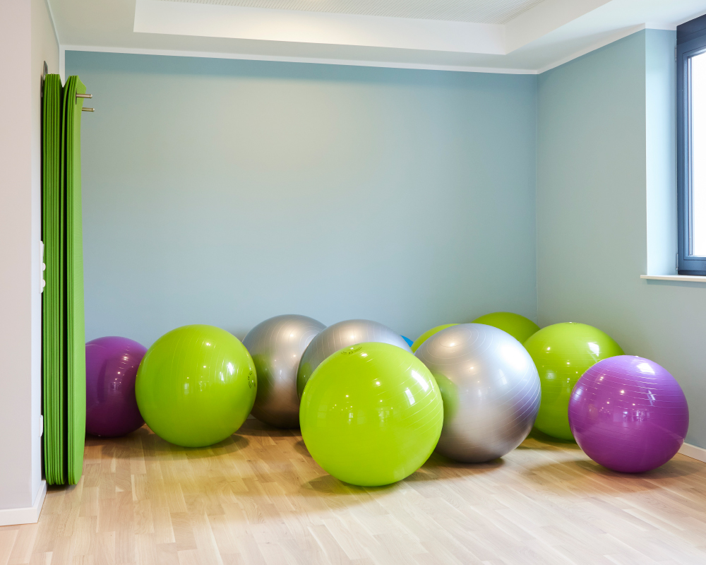 Gymnastikbälle im Sportsaal des WohnGut Saalhausen
