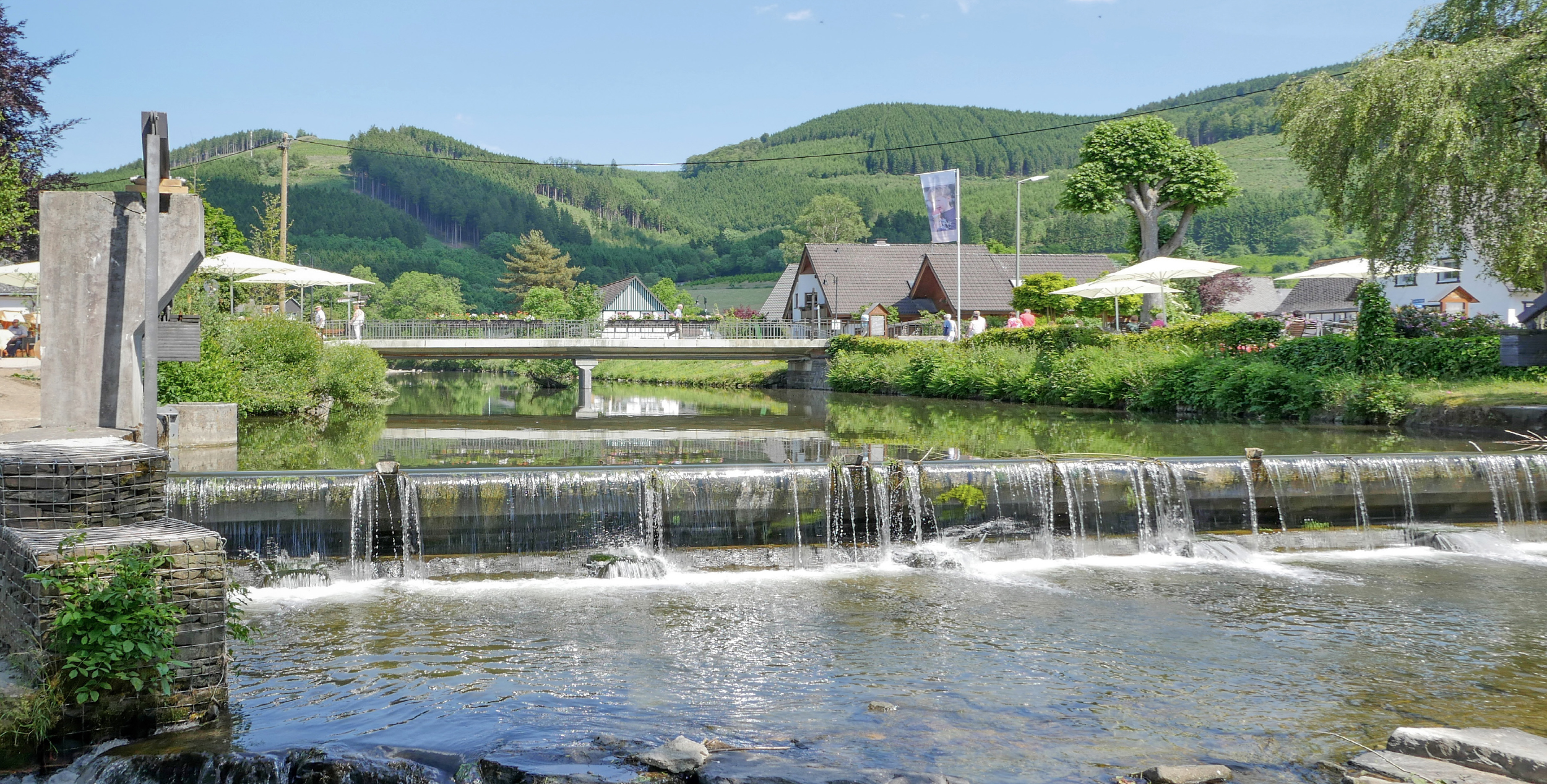 Kleiner Wasserfall im Kurpark Saalhausen