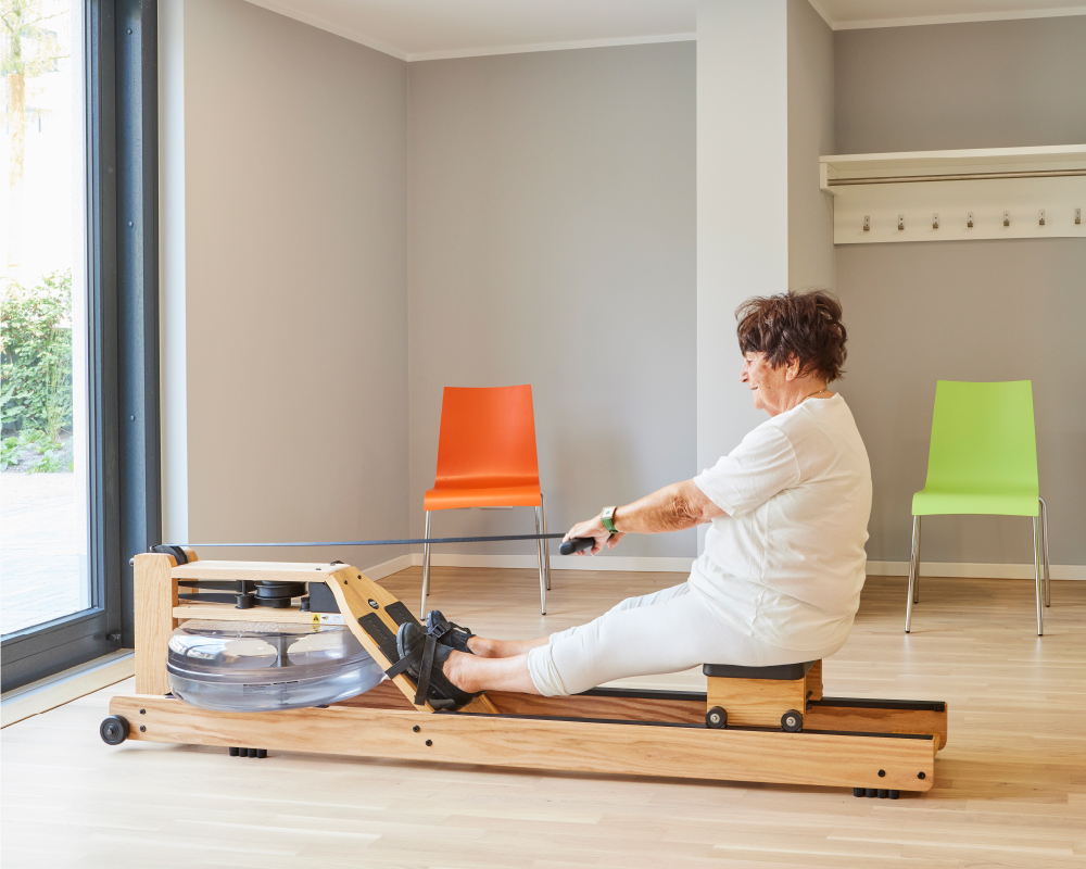 Bewohnerin im Sportsaal des WohnGut Saalhausen