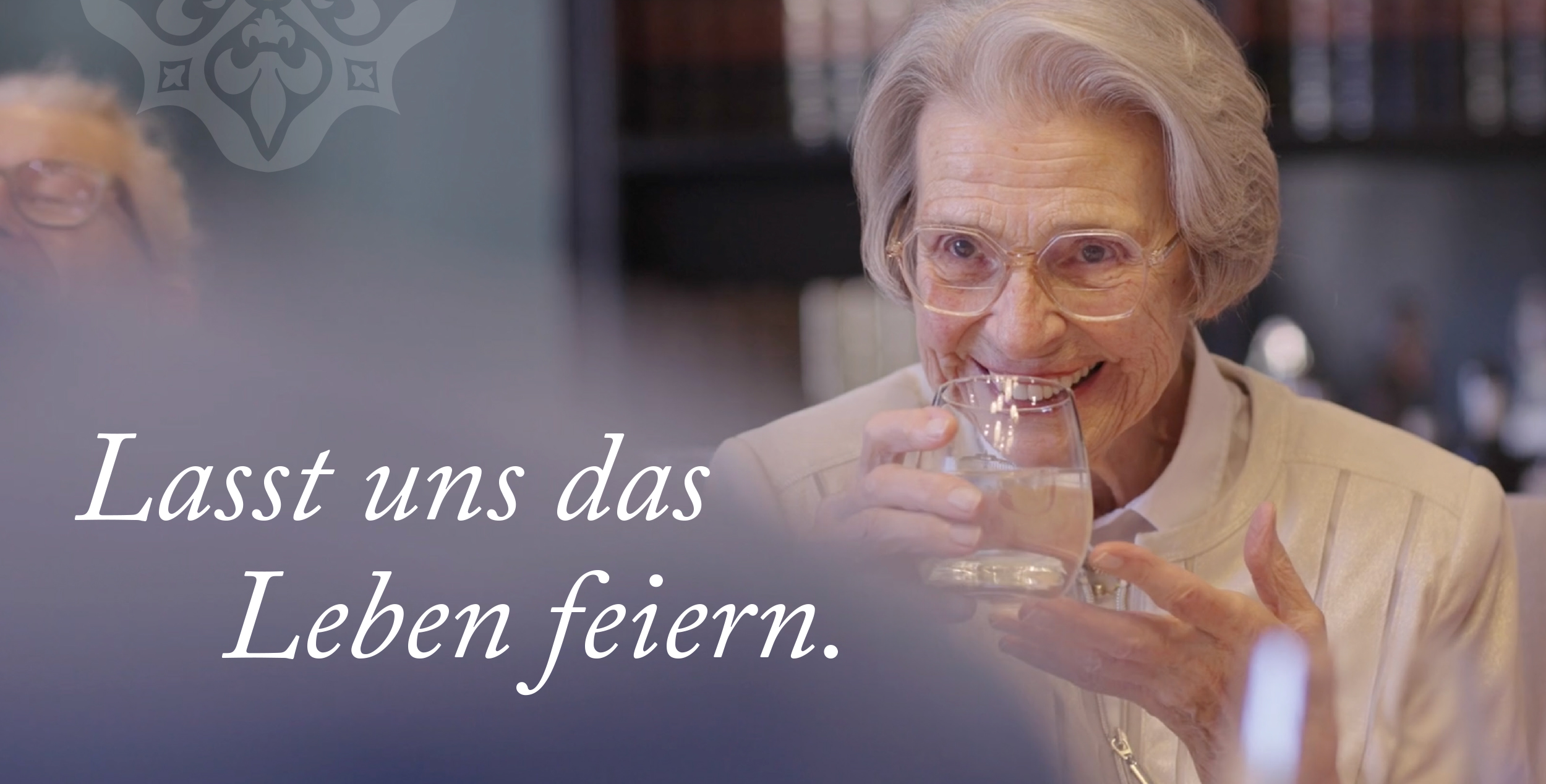 Glückliche Bewohnerin im WohnGut Restaurant mit Wasserglas