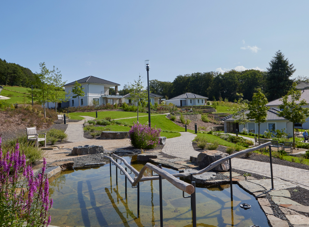 Idyllische Parkanlage mit Kneipbecken im WohnGut Osterseifen