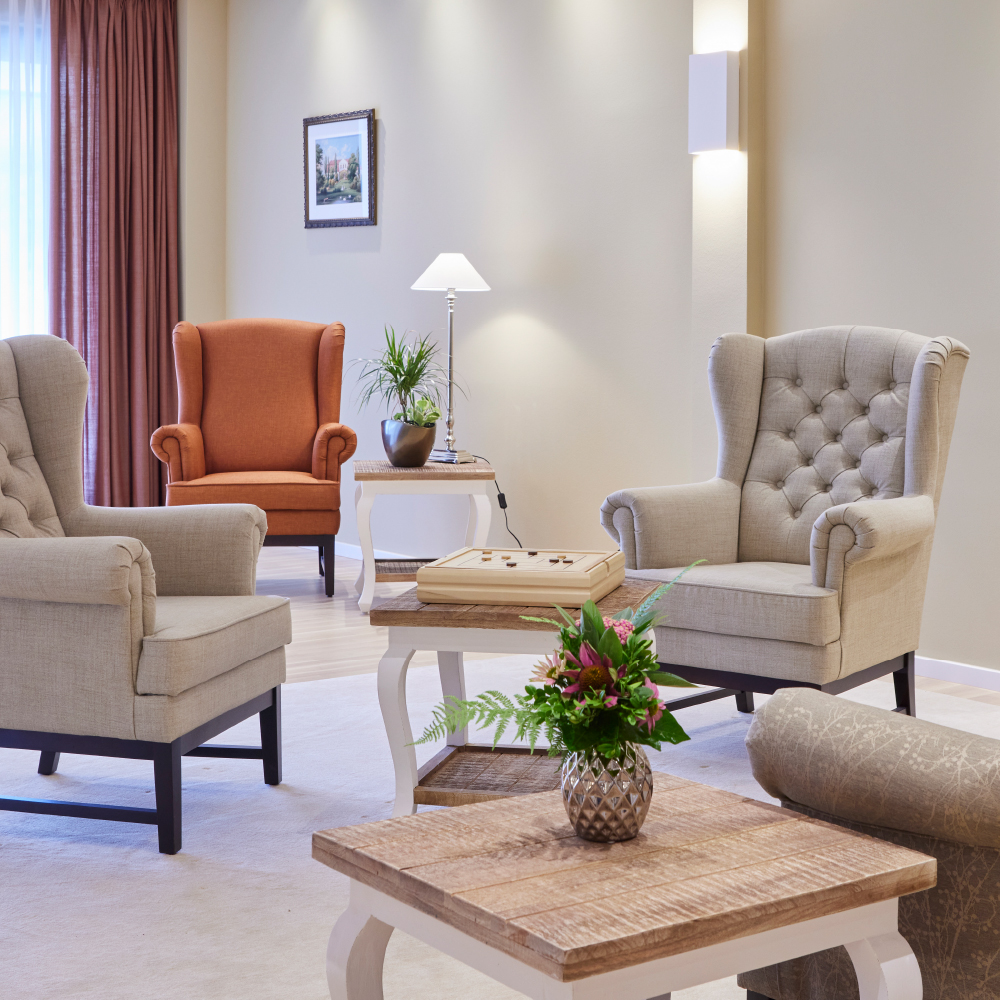 Gemütlicher Sitzbereich im Gemeinschafts-Wohnen des WohnGut Saalhausen