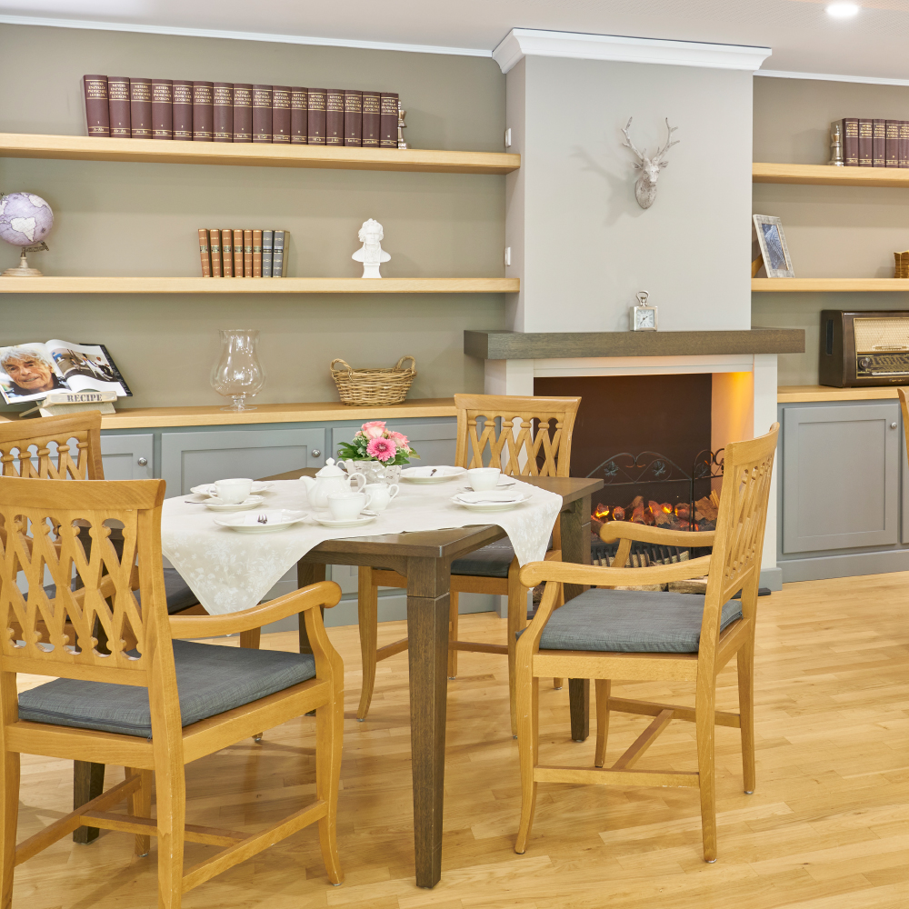 Gedeckter Esstisch im Pflege-Wohnen des WohnGut Saalhausen