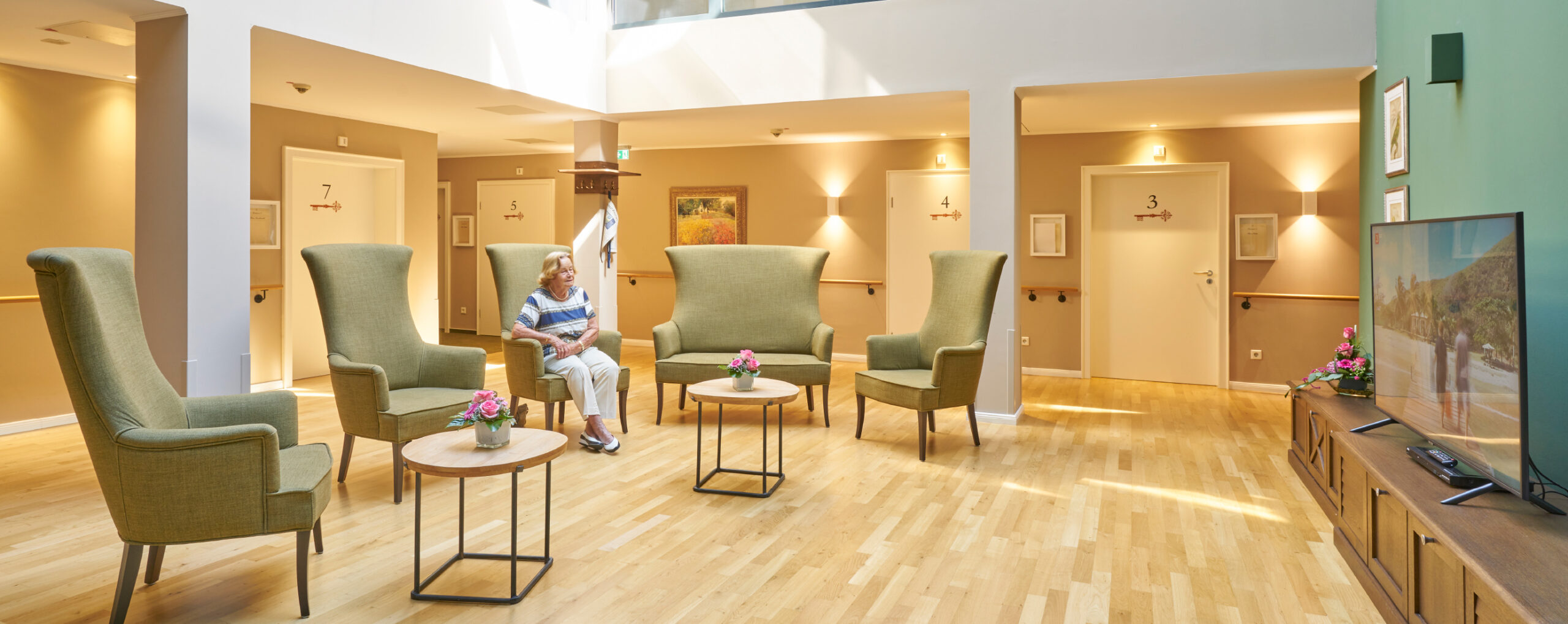 Bewohnerin im Atrium des WohnGut Parkresidenz Bad Honnef