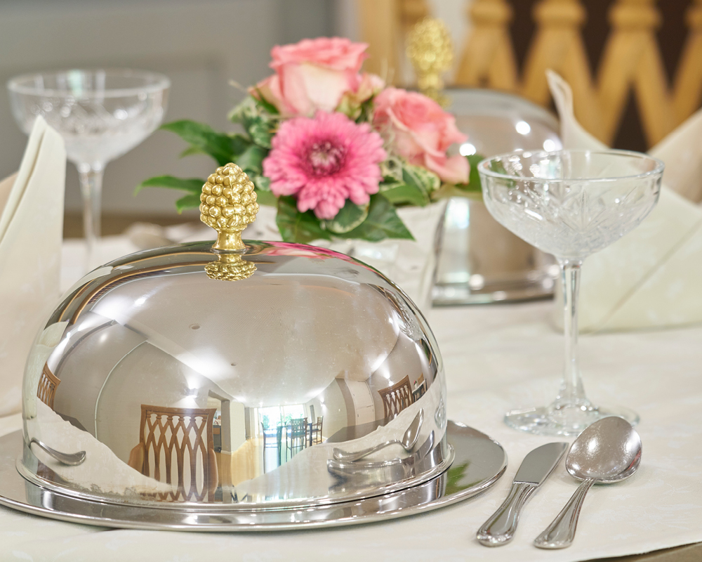 Servierglocke auf eingedecktem Tisch im Restaurant des WohnGut Parkresidenz Bad Honnef