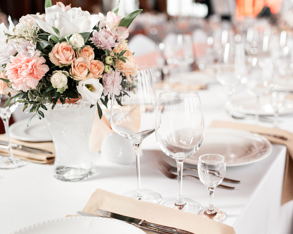 Festlich gedeckter Tisch im Restaurant des WohnGut Parkresidenz Bad Honnef