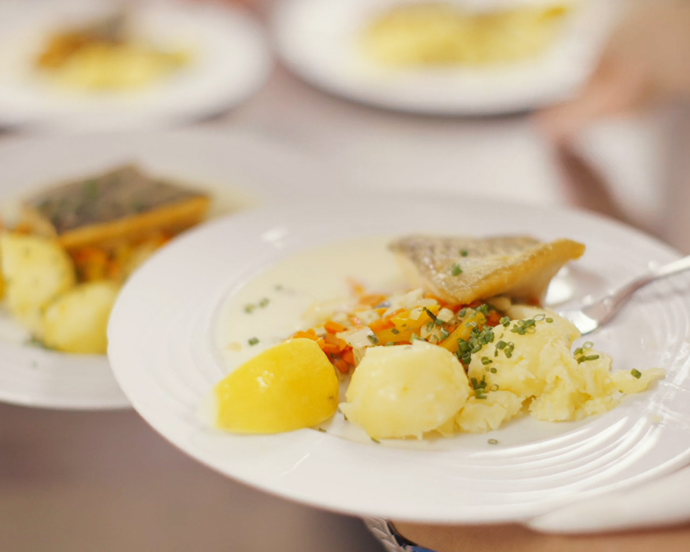 Teller mit Mittagessen im Restaurant des WohnGut Parkresidenz Bad Honnef