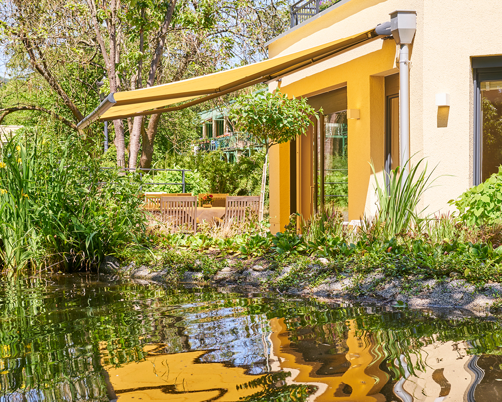 Teich vor Terrasse im Pflege-Wohnen im WohnGut Parkresidenz Bad Honnef