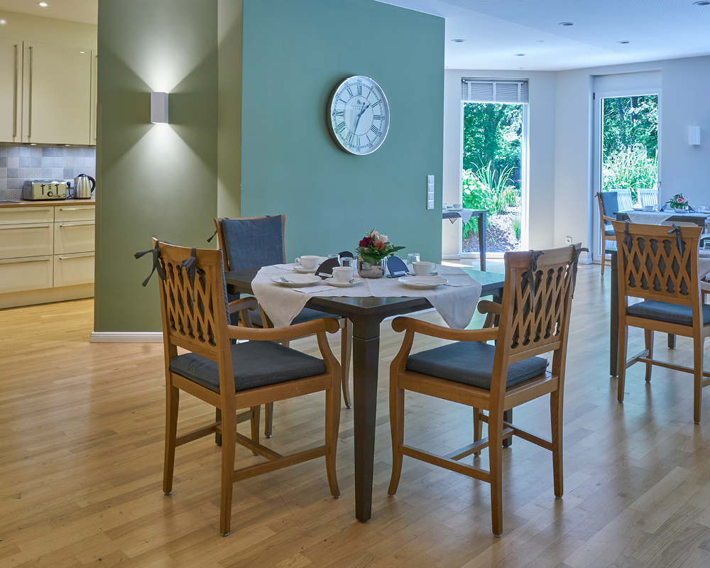 Essbereich mit Wohnküche im Pflege-Wohnen des WohnGut Parkresidenz Bad Honnef