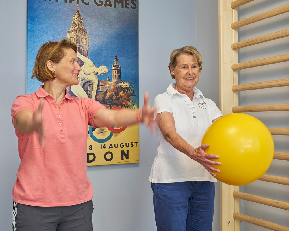 Bewohnerin mit Gymnastikball bei der Physiotherapie im WohnGut Parkresidenz Bad Honnef