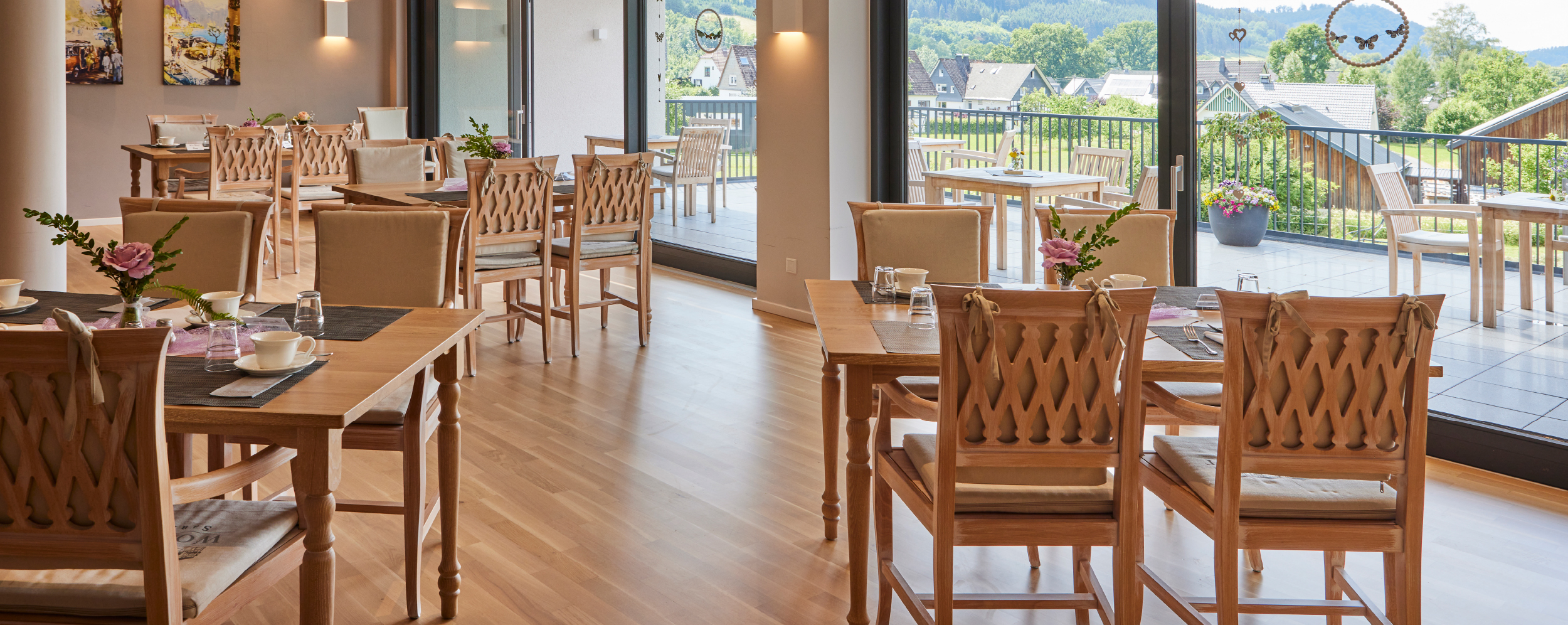 Essbereich im WohnGut Saalhausen mit Blick auf Terrasse