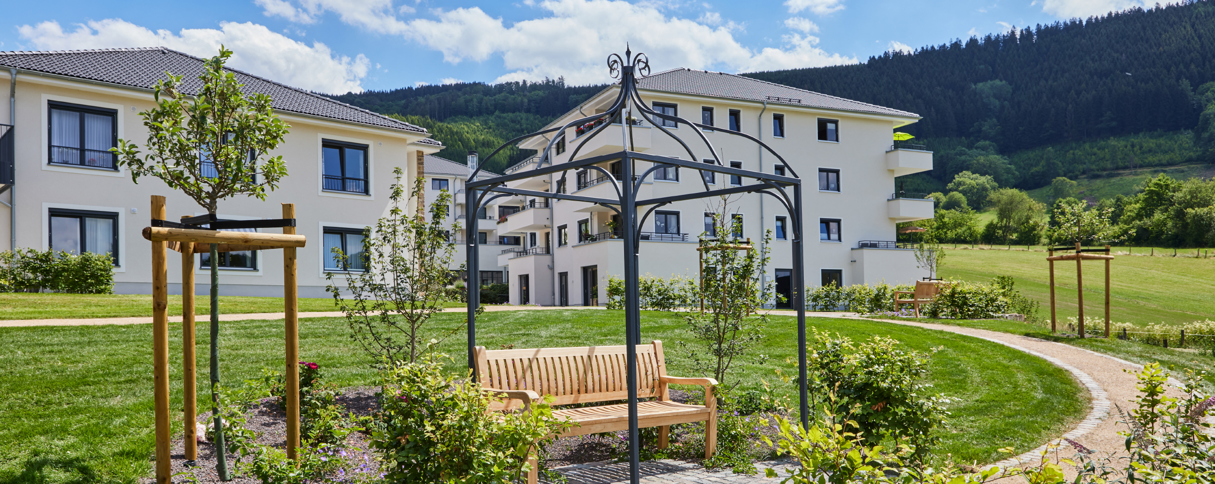 Außenansicht Gebäude Service-Wohnen und Parkanlage im WohnGut Saalhausen