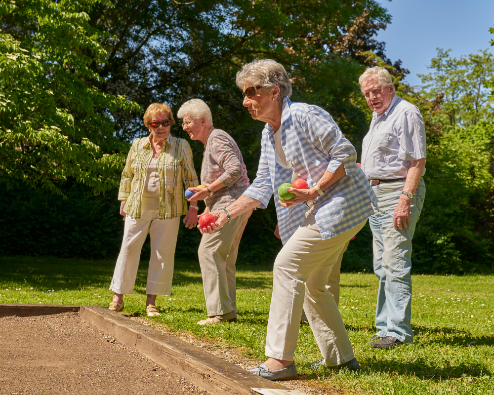 Bewohner spielen Boccia im Park der WohnGut Parkresidenz Bad Honnef