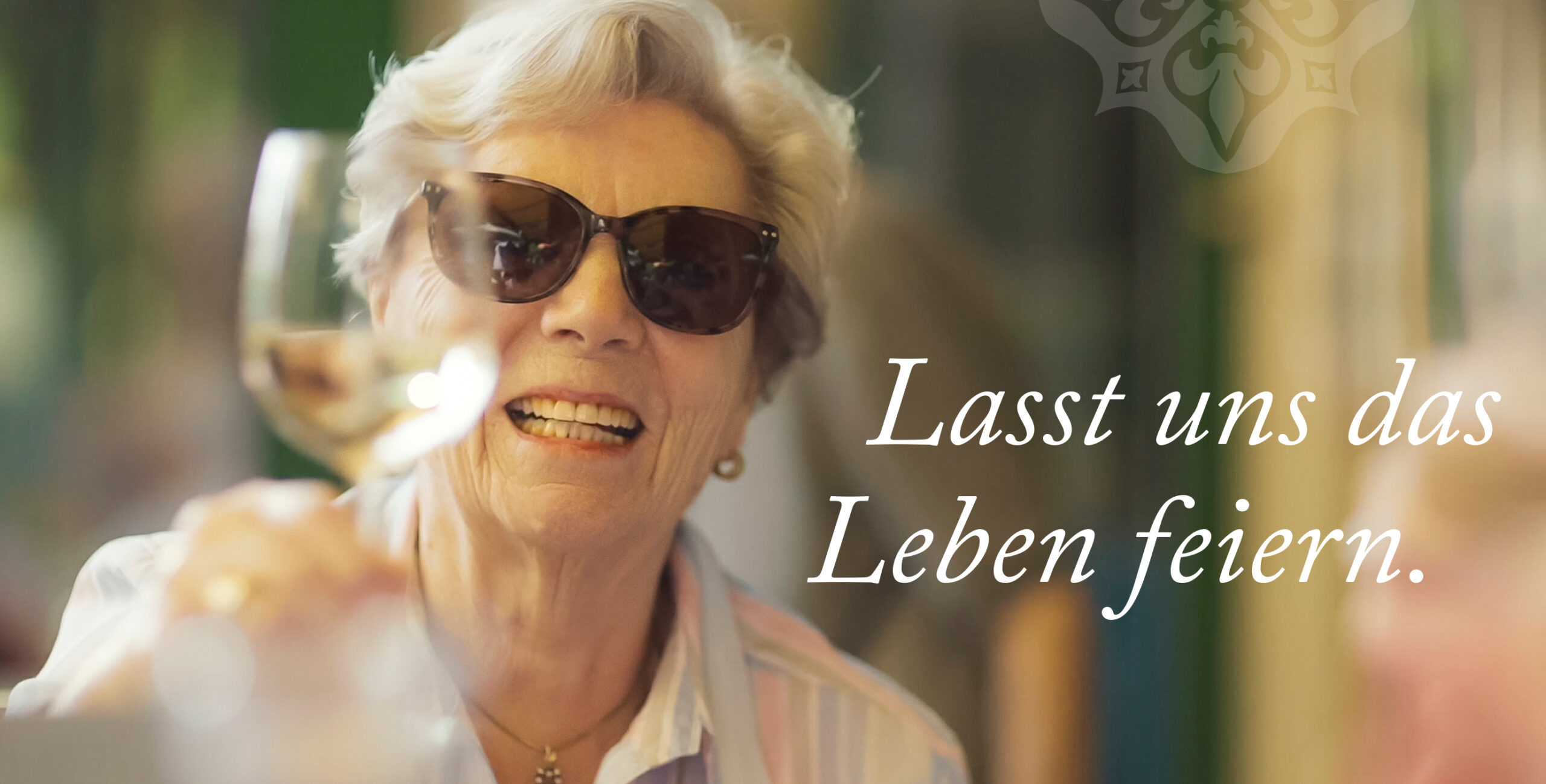 Kulinarischer Genuss im WohnGut Frau stößt mit Weinglas an