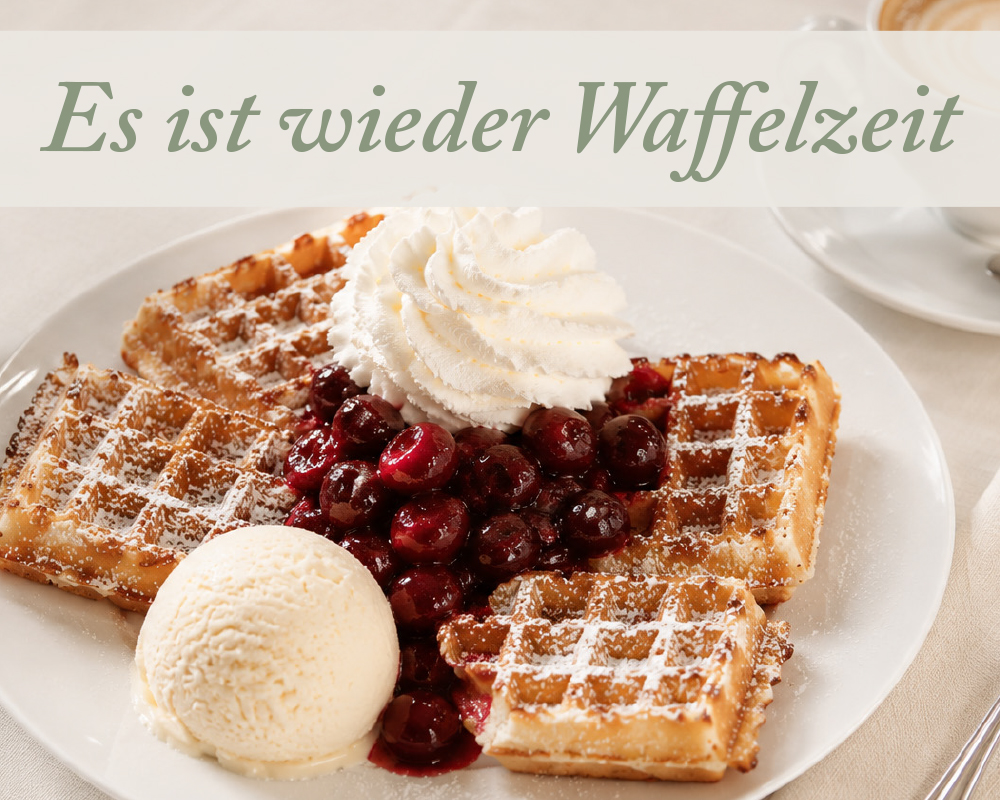 Frische Waffeln mit Kirschen, Vanilleeis und Sahne – Waffelzeit im Café des WohnGuts Parkresidenz Bad Honnef